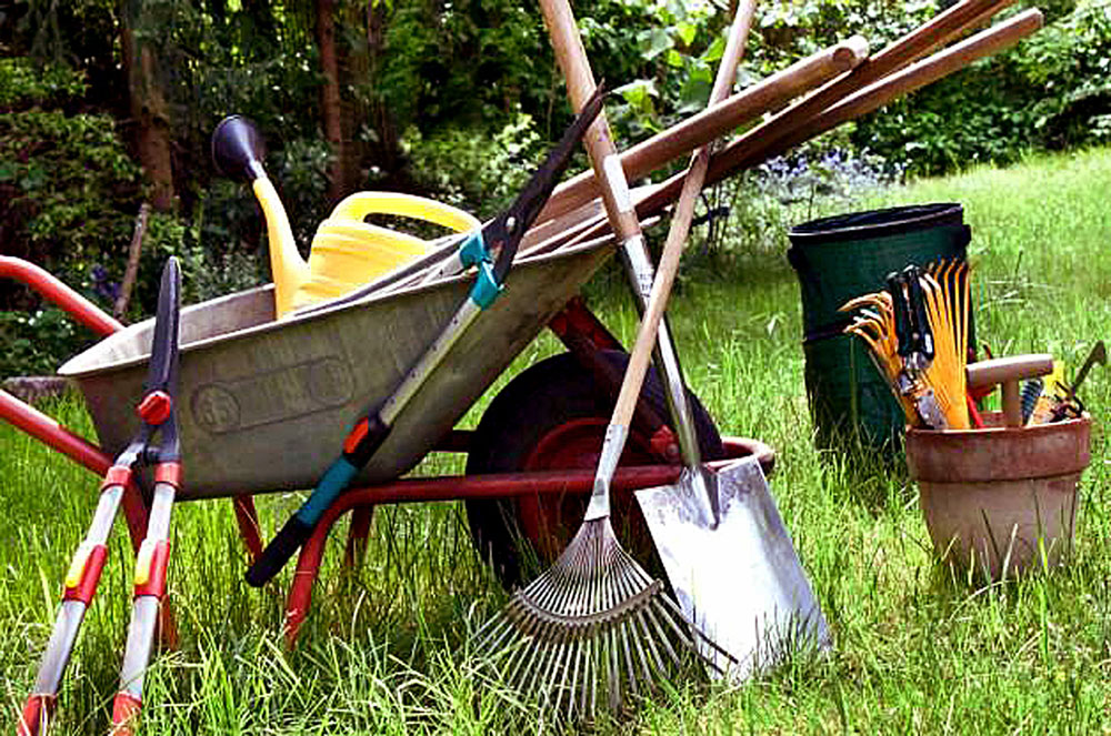 8 Gardening Tools For Beginners | Garden tools for gardnears